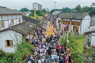 曼晚：曼联本来首发卢克-肖，万比萨卡早上才知道自己要首发